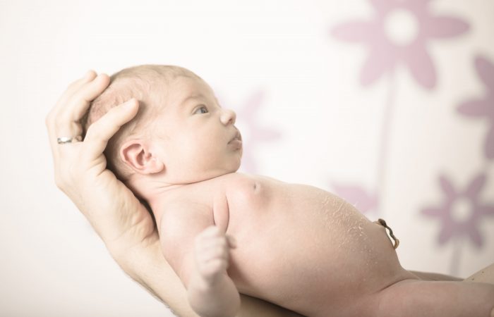 Neugeborenes Baby mit Nabel – Hebammen Rostock